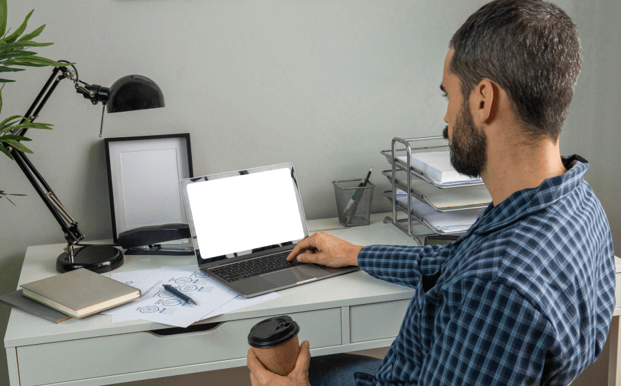 Un uomo sta lavorando al computer